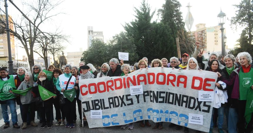 Pantildeuelazo jubilados y el reclamo universitario en las calles