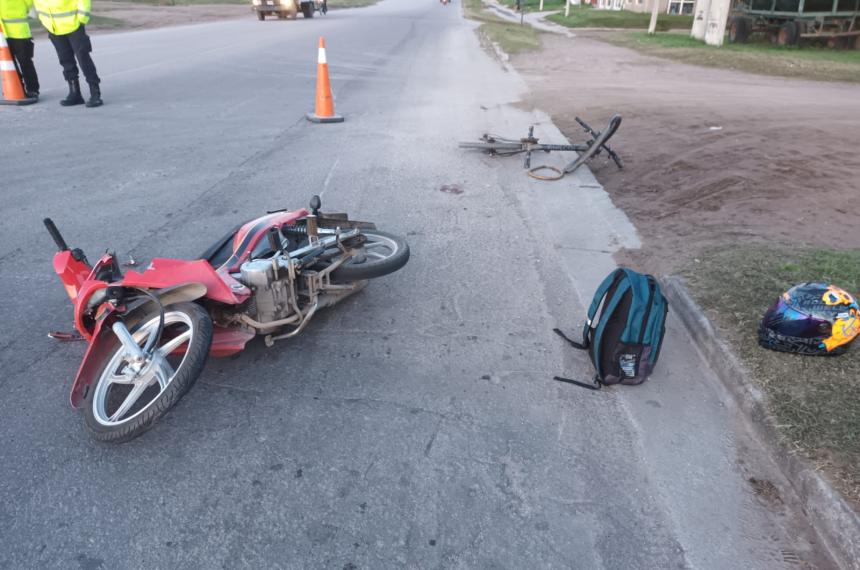 Fuerte choque entre una moto y una bicicleta