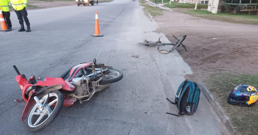 Fuerte choque entre una moto y una bicicleta