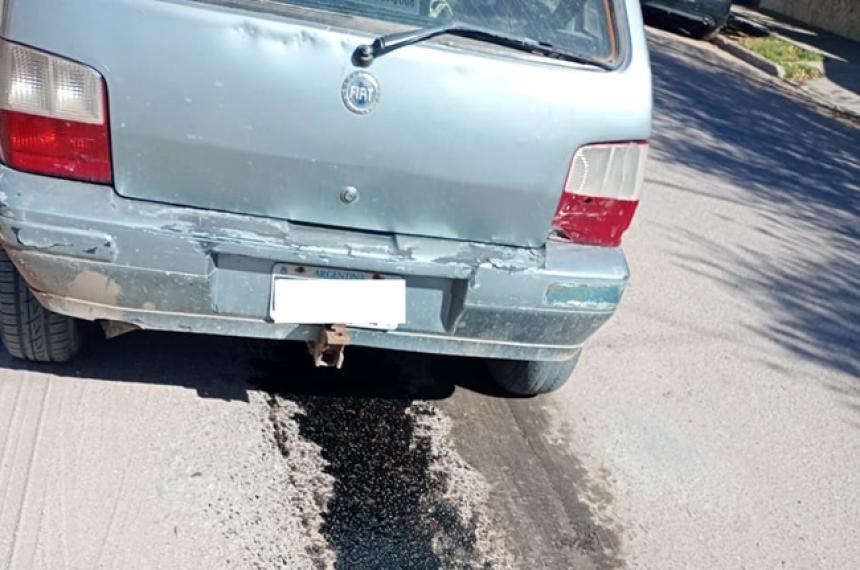 Varios autos chocaron con la boca de tormenta de la calle Estrada 