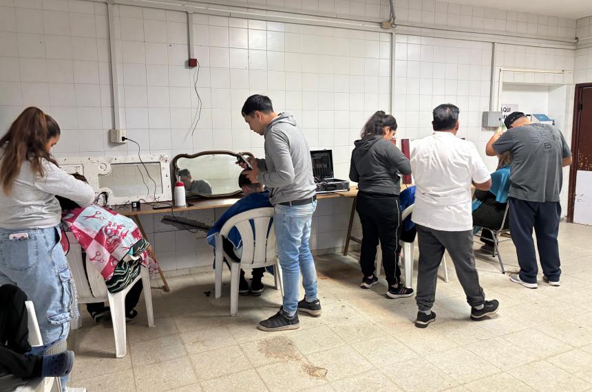 Cortan el pelo gratis en la UB de Villa Parque