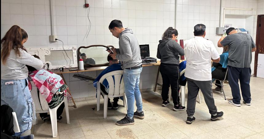 Cortan el pelo gratis en la UB de Villa Parque