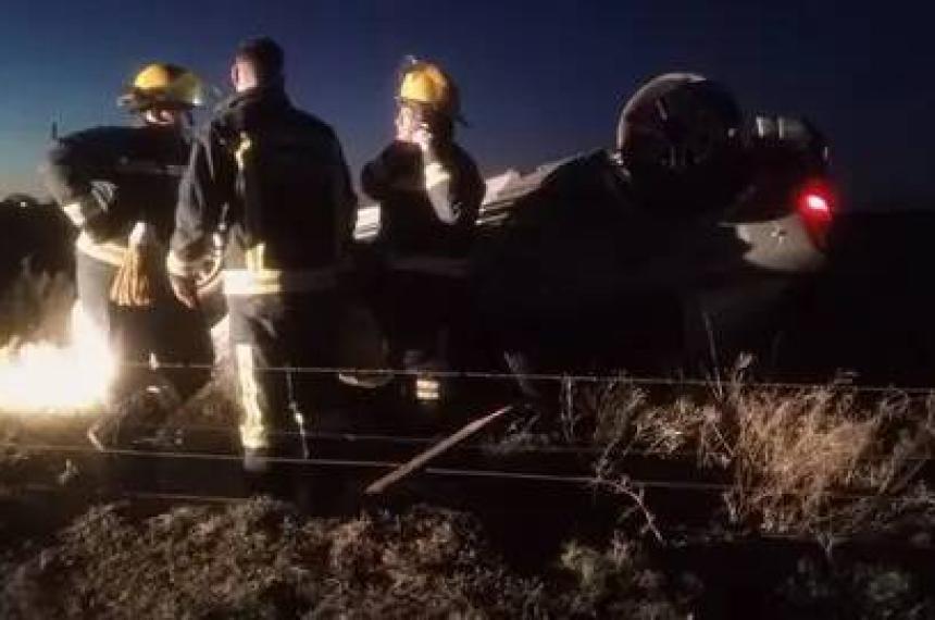 Dos joacutevenes volcaron en Jacinto Arauz- el conductor iba alcoholizado