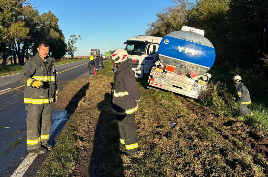 Ruta 5- un camioacuten cisterna y un auto chocaron cerca de 9 de Julio