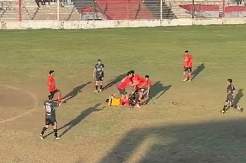 Liga Cultural- brutal agresioacuten a un aacuterbitro en la Primera B