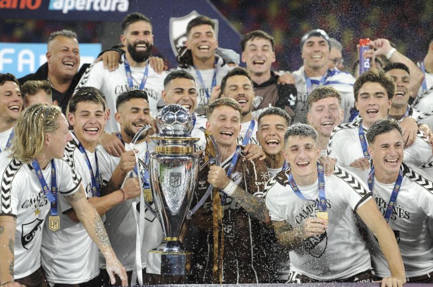 Platense hizo historia en Santiago y se llevoacute el tiacutetulo del Apertura