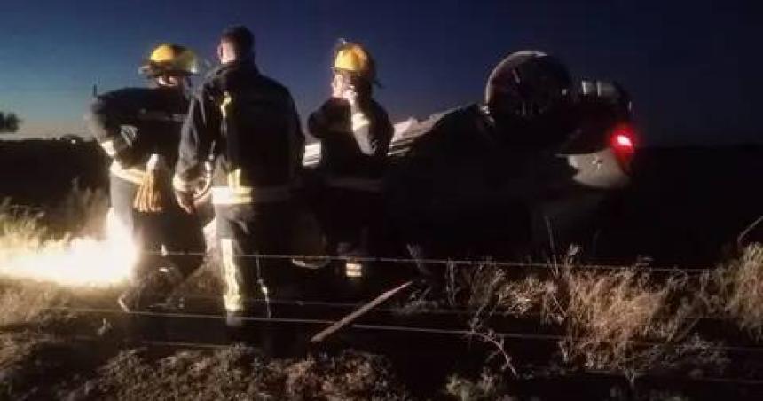 Dos joacutevenes volcaron en Jacinto Arauz- el conductor iba alcoholizado
