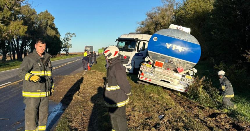 Ruta 5- un camioacuten cisterna y un auto chocaron cerca de 9 de Julio