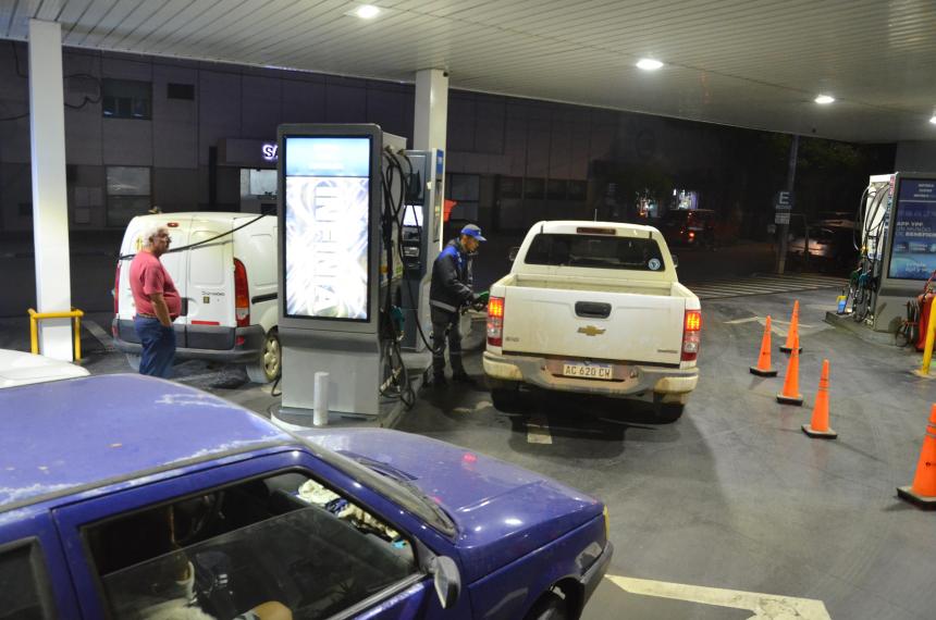 Cargar combustible en YPF seraacute maacutes barato de madrugada