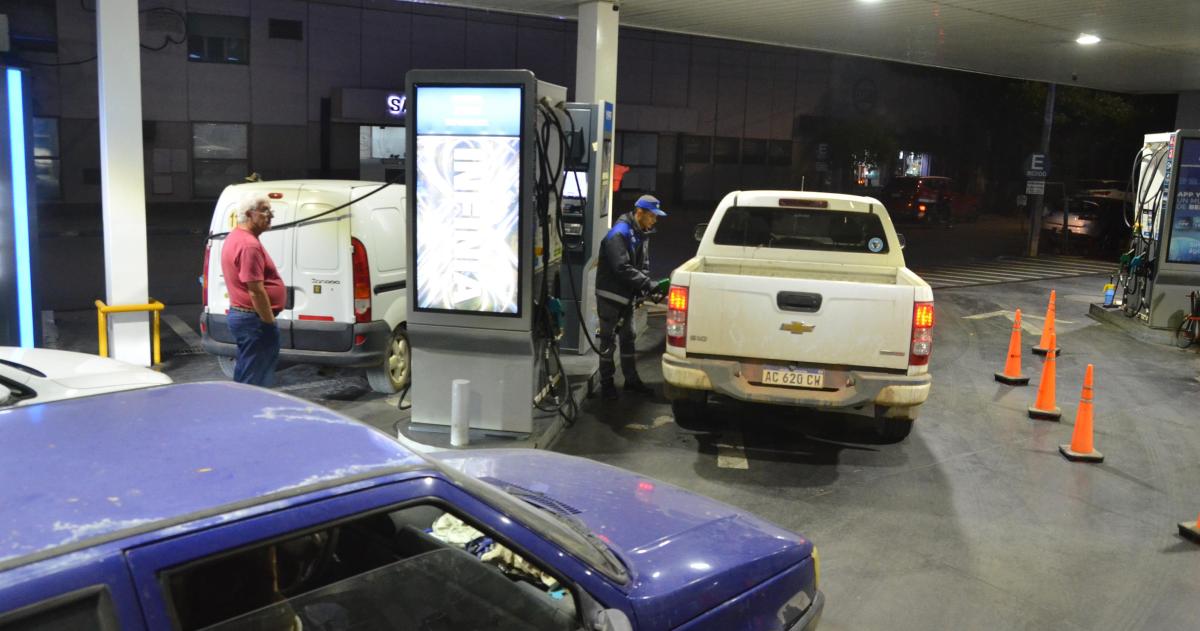 Cargar combustible en YPF seraacute maacutes barato de madrugada