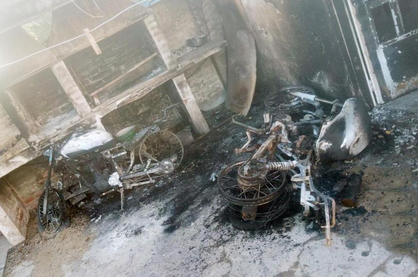 Investigan el incendio de dos motos en una vivienda de Catriloacute
