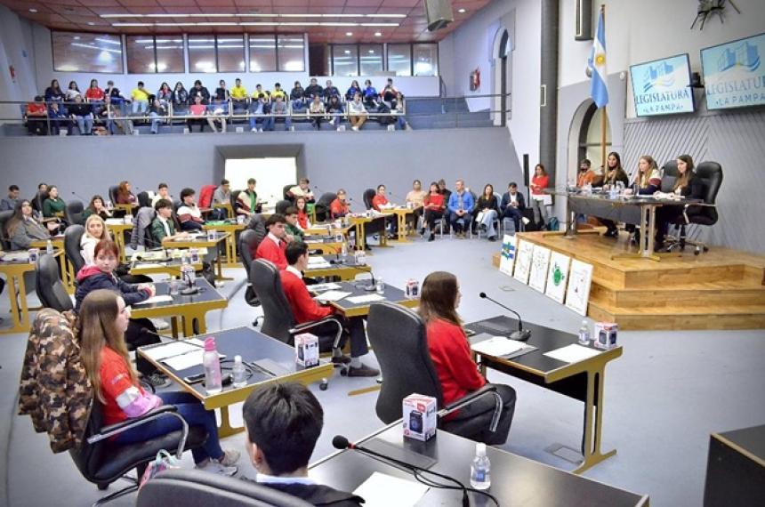 Maacutes de 200 alumnos participaraacuten del Parlamento Juvenil