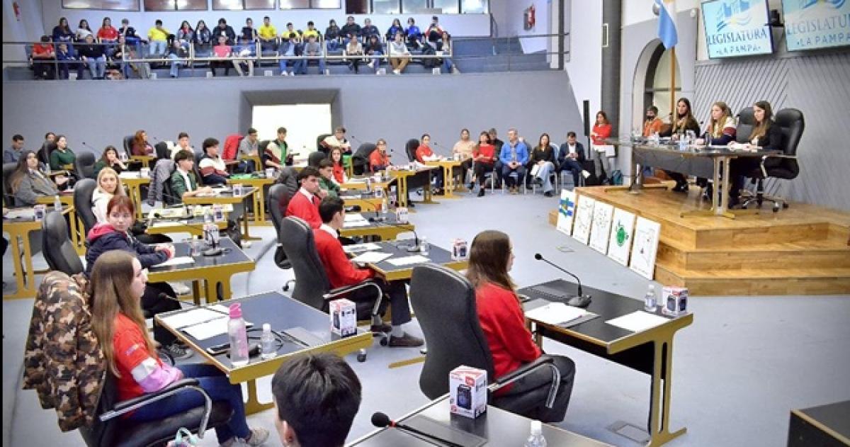 Maacutes de 200 alumnos participaraacuten del Parlamento Juvenil