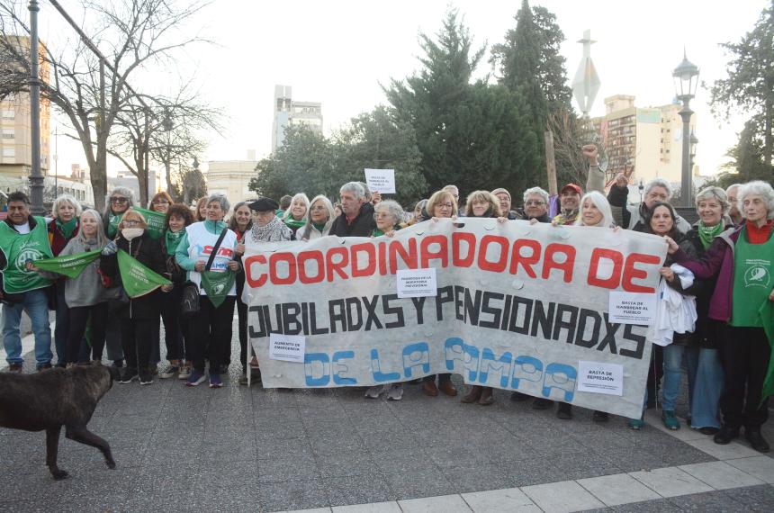 Marchan por Ni una Menos junto a jubilados