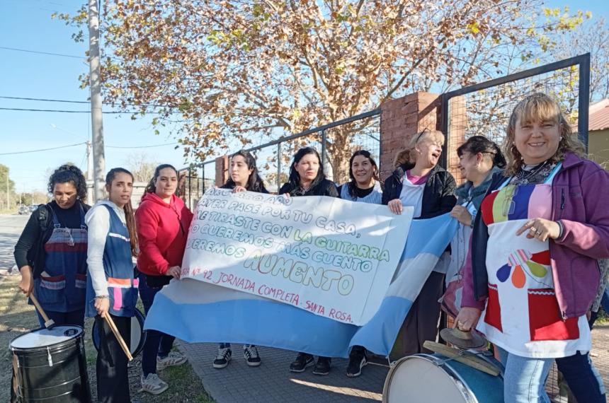 Docentes de jornada completa reclamaron por su salario