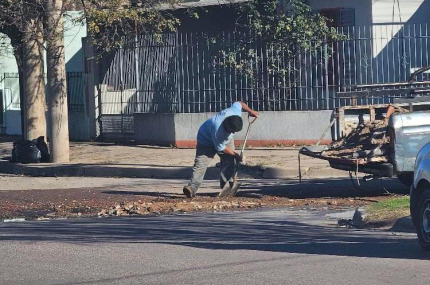 Otro vecino santarrosentildeo tapa pozos con una pala