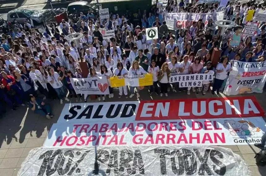 Los trabajadores del Garrahan marchan a Plaza de Mayo en reclamo por mejoras salariales