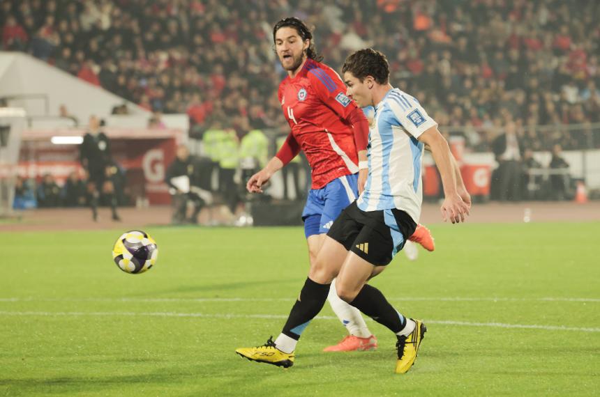 Argentina derrota a Chile con un golazo de Juliaacuten Aacutelvarez