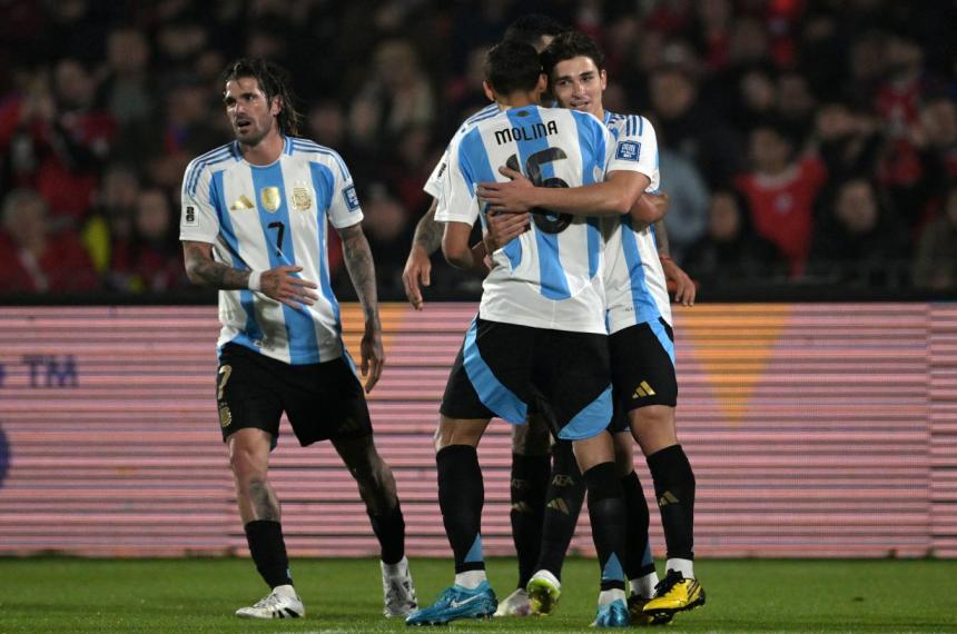 Argentina le ganoacute a Chile y aseguroacute el primer puesto de las Eliminatorias Sudamericanas