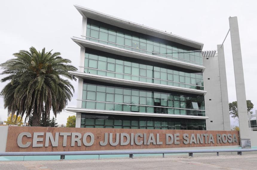 Convocatoria para adoptar a una nintildea de 6 antildeos