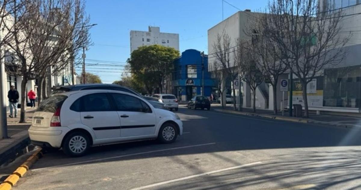 Empleado del Banco de la Pampa en Pico sufrioacute el robo de doacutelares de su auto