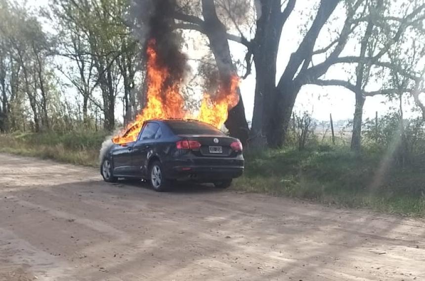 Salioacute a caminar y se le prendioacute fuego el auto