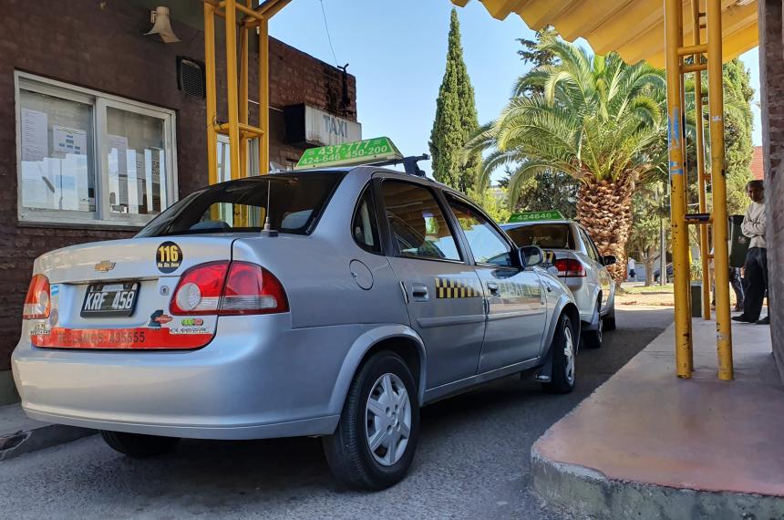 Radio taxis presentaron proyecto para regular aplicaciones en Santa Rosa