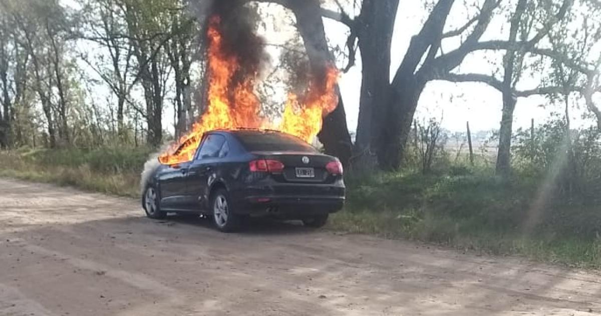 Salioacute a caminar y se le prendioacute fuego el auto