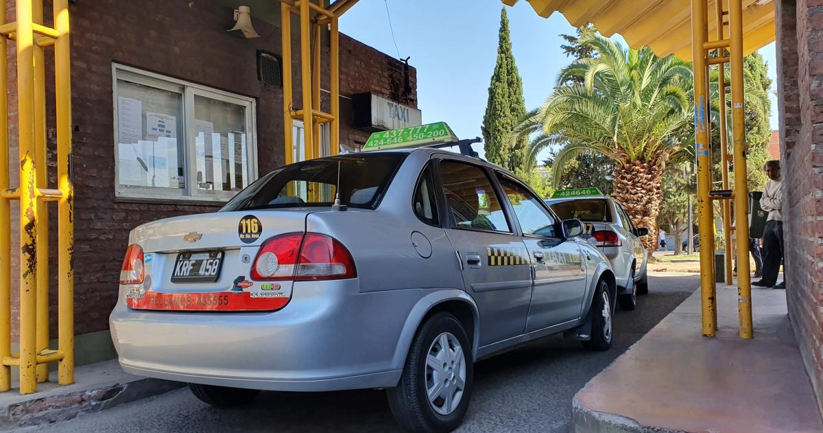 Radio taxis presentaron proyecto para regular aplicaciones en Santa Rosa