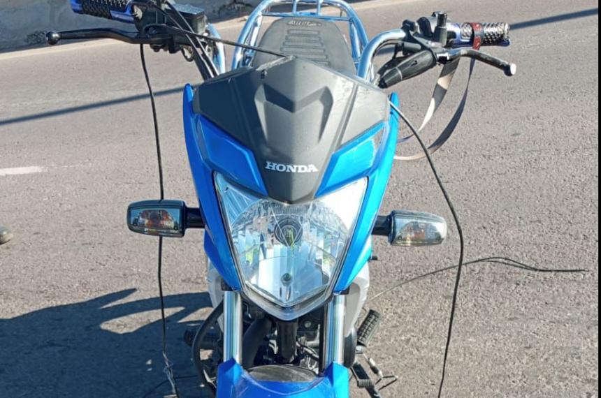 Se le enredoacute un cable en la moto y sufrioacute una fuerte caiacuteda