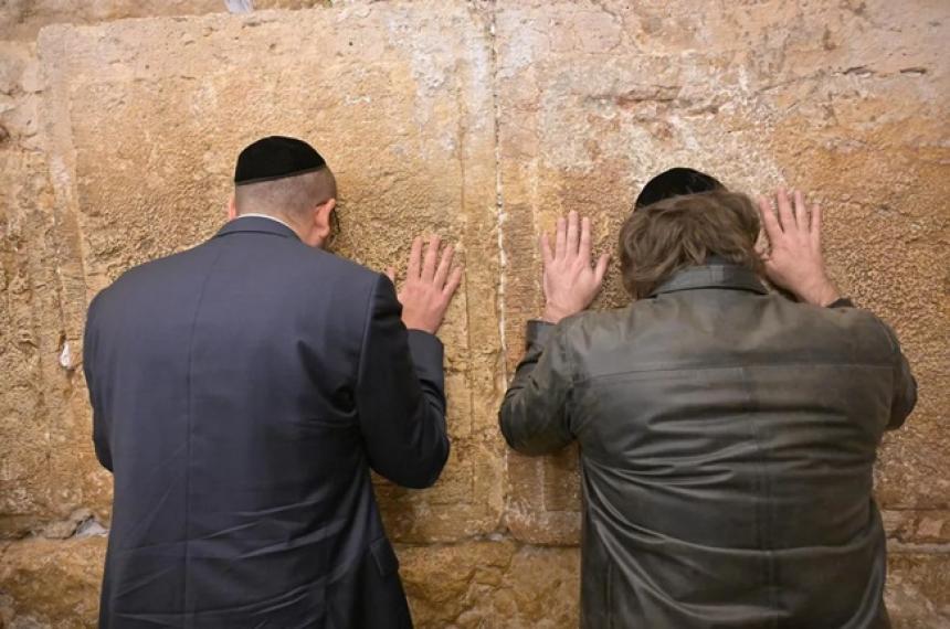 Milei llegoacute a Israel y fue a visitar el Muro de los Lamentos