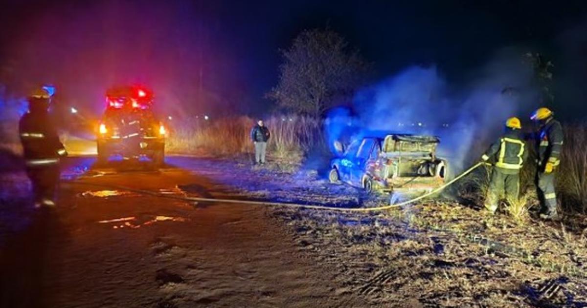 Un auto se incendioacute en un camino vecinal 