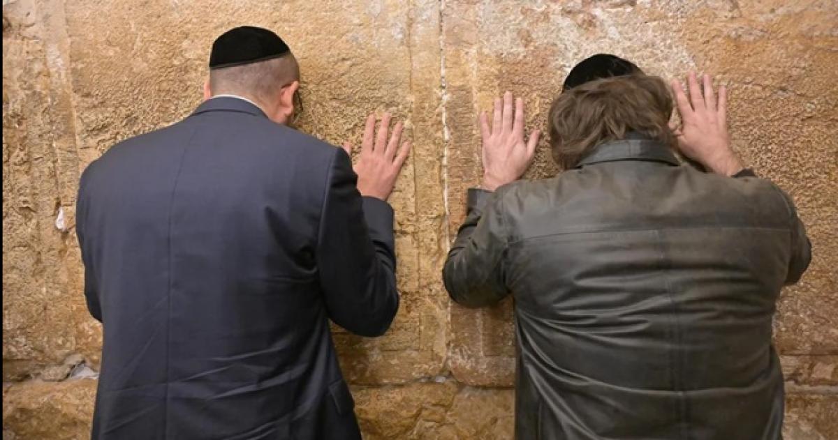 Milei llegoacute a Israel y fue a visitar el Muro de los Lamentos