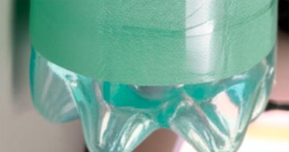 La funcioacuten que pocos conocen de las cuatro patitas de las botellas de plaacutestico