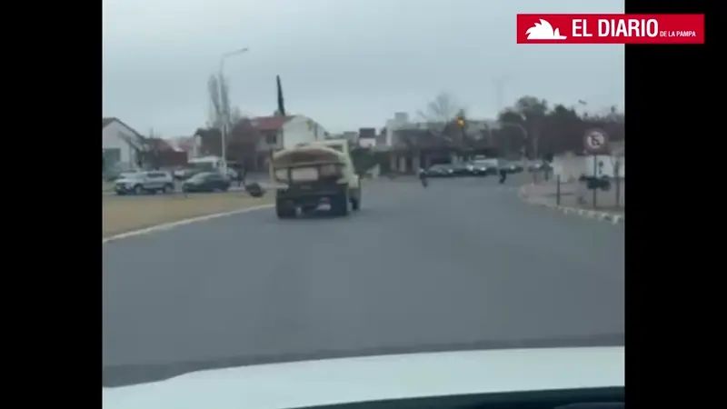 Nuevo video muestra a un camioacuten municipal cruzando un semaacuteforo en rojo