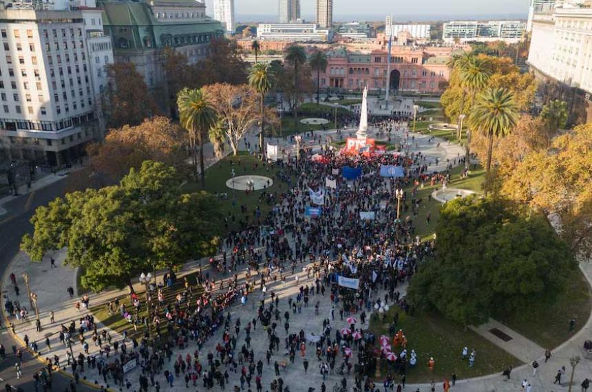 Tesnioacuten en la marcha de jubilados y el Garrahan en Plaza de Mayo