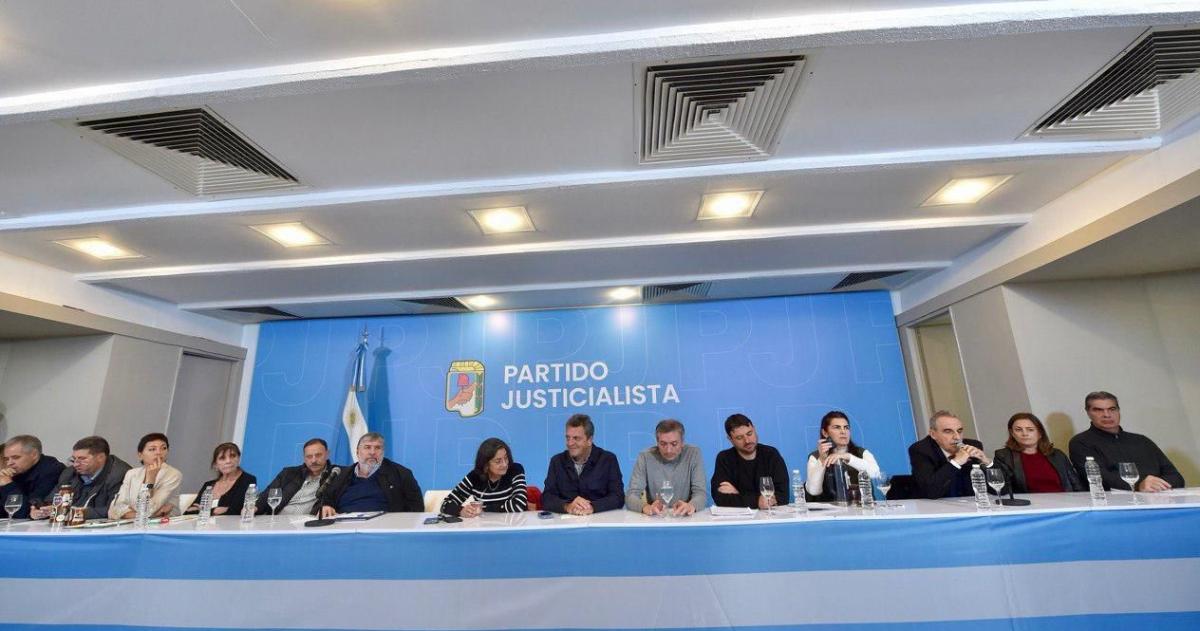 Con presencia de Massa Grabois y Maacuteximo el PJ delineoacute su estrategia tras el fallo contra Cristina Kirchner