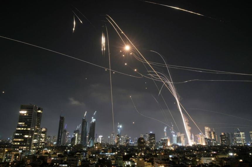 Iraacuten lanzoacute maacutes de 150 misiles y hay explosiones en Tel Aviv y Jerusaleacuten