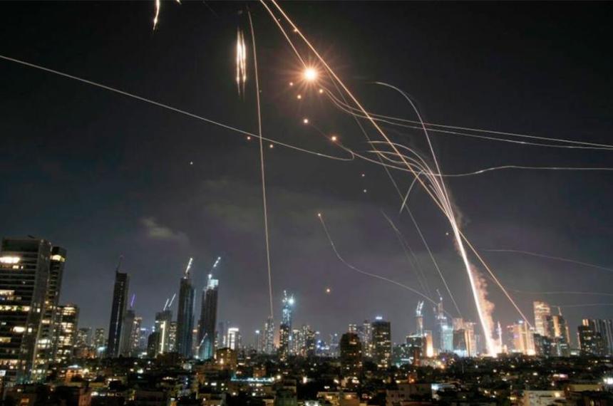 Israel asegura que Iraacuten lanzoacute 100 misiles sobre todo su territorio y siete impactaron en Tel Aviv