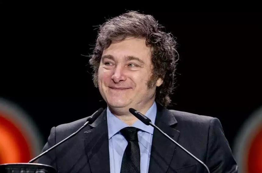 Milei vuelve al paiacutes y prepara la firma de una bateriacutea de decretos