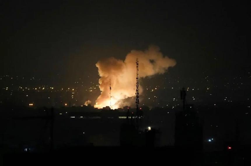 Israel amenaza con incinerar Teheraacuten tras ataques iraniacutees