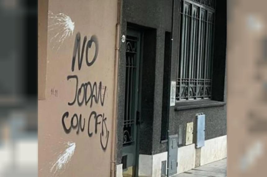 Atacaron el edificio de Radio Rivadavia en Buenos Aires