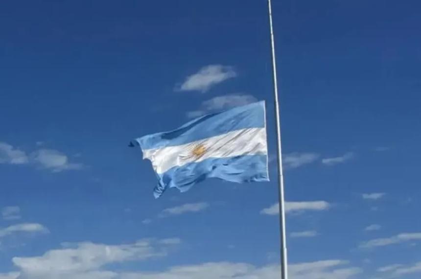 Poleacutemica en Jacinto Arauz por bandera a media asta en sentildeal de protesta