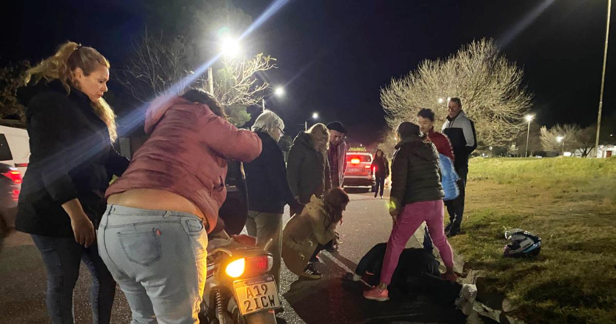 Motociclista herida tras ser chocada por un auto en Santa Rosa