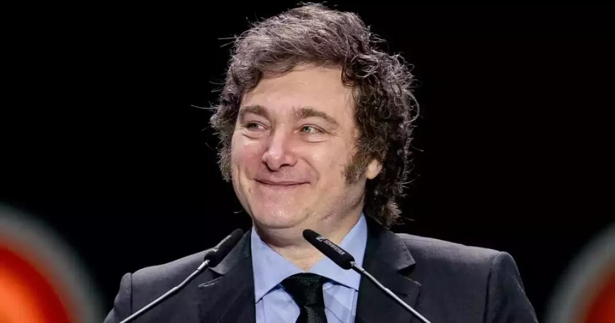 Milei vuelve al paiacutes y prepara la firma de una bateriacutea de decretos