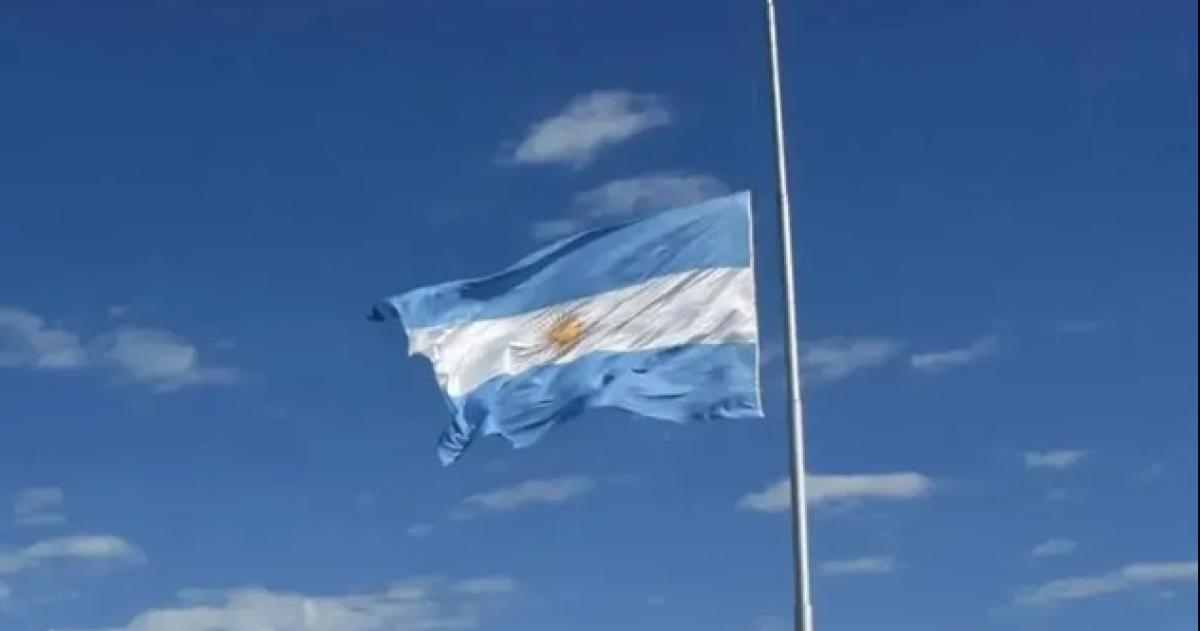 Poleacutemica en Jacinto Arauz por bandera a media asta en sentildeal de protesta