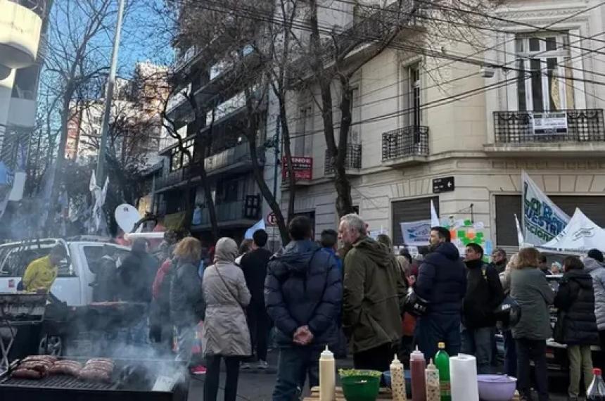 Desalojan a militantes que acampaban frente al departamento de Cristina