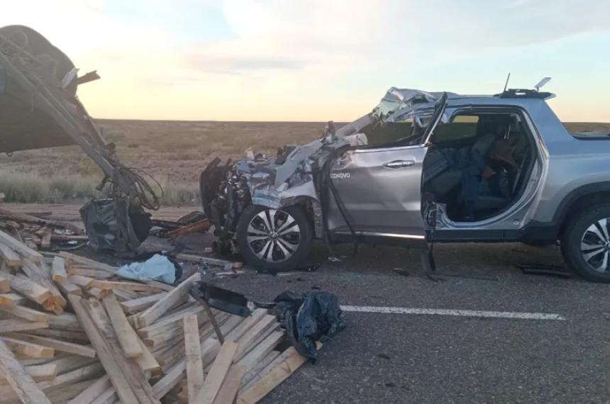 Murioacute el conductor que chocoacute contra un camioacuten volcado de La Pampa en la Ruta 6