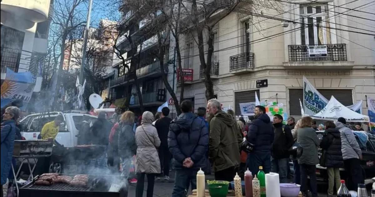Desalojan a militantes que acampaban frente al departamento de Cristina