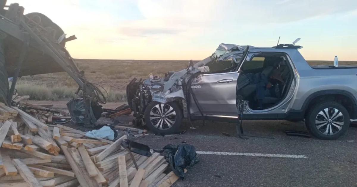 Murioacute el conductor que chocoacute contra un camioacuten volcado de La Pampa en la Ruta 6